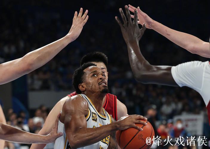 辽宁男篮击败广厦成功卫冕,国内外球员联手制胜 辽宁男篮击败广厦成功卫冕,国内外球员联手制胜